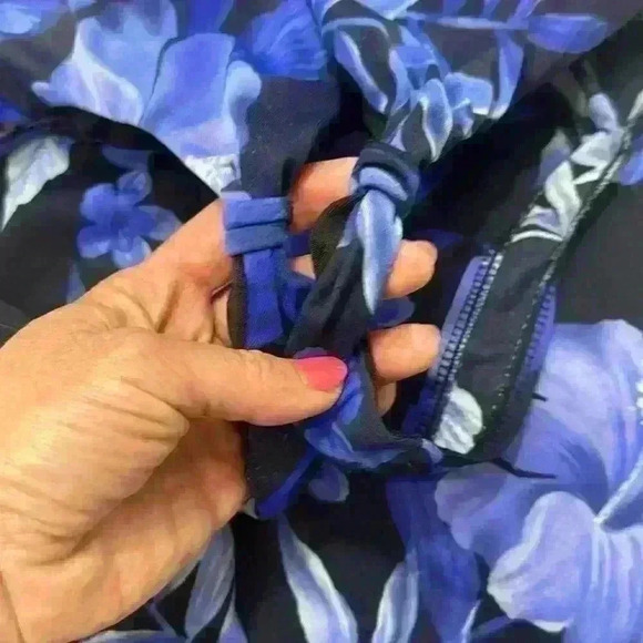 Miraclesuit Size 16 Navy Light Blue Floral EUC Item# P - Picture 8 of 8